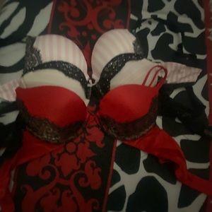 3 Victoria Secret bra’s under $35